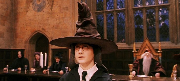 Daniel Radcliffe interpretando a Harry Potter durante la cena del gran comedor y el sombrero seleccionador en la película Harry Potter y la piedra filosofal 