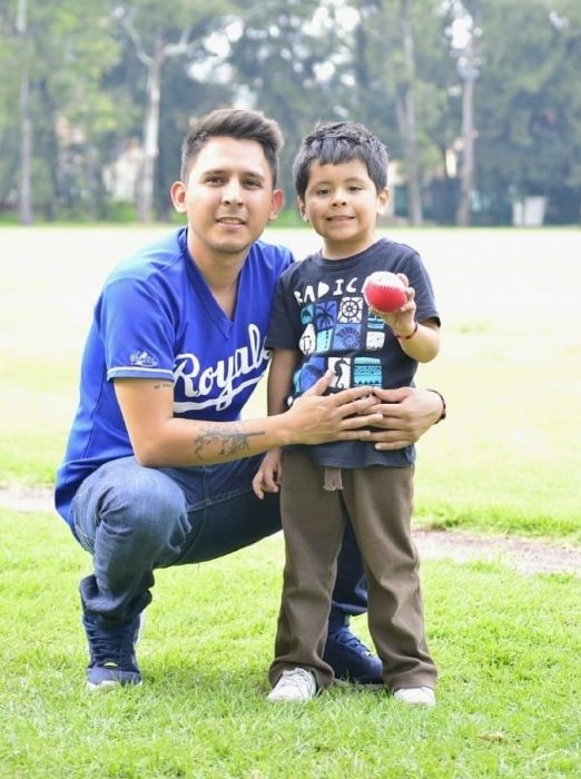 Padrastro abrazando a su hijo en un campo de beisbol, hombre escribe una carta al hijo de su novia