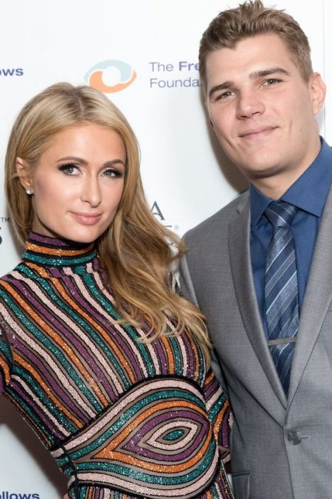 Paris Hilton y Chris Zylka Abrazados para la foto