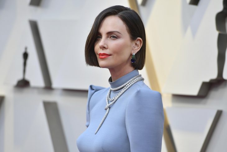 Peinados y looks que los Óscar 2019, Charlize Theron, corte bob con vestido azul