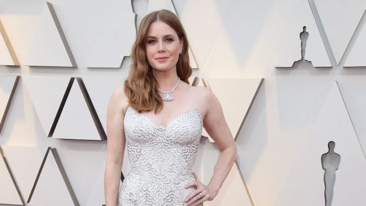 Peinados y looks que los Óscar 2019, Amy Adams con cabello pelirrojo ondulado abajo de los hombros y vestido blanco