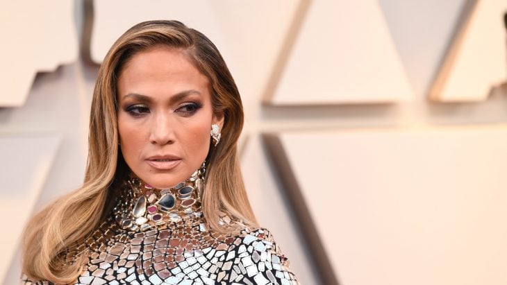 Peinados y looks que los Óscar 2019, Jennifer Lopez con peinado ondulado y vestido plateado de espejos