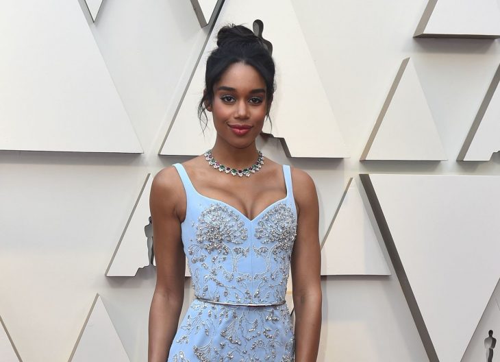 Peinados y looks que los Óscar 2019, Laura Harrier con cabello recogido en un chongo despeinado y vestido azul con pedrería