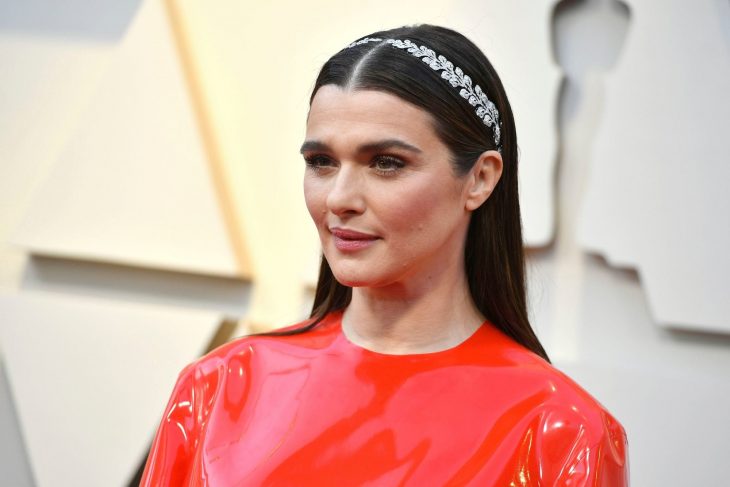 Peinados y looks que los Óscar 2019, Rachel Weisz con cabello suelto, lacio y diadema de hojas plateada, vestido rojo