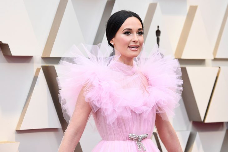 Peinados y looks que los Óscar 2019, Kacey Musgraves, cabello recogido en una coleta con vestido rosa de tul