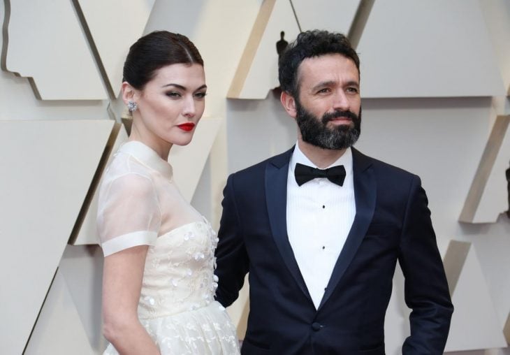 Peinados y looks que los Óscar 2019, Marta Nieto con cabello recogido en coleta con vestido blanco con transparencias