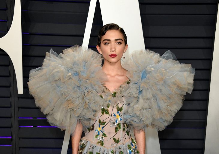 Peinados y looks que los Óscar 2019, Rowan Blanchard con cabello ondulado al ras del cuero cabelludo con vestido esponjado de tul