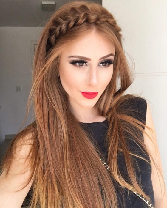 Chica con cabello pelirrojo lacio con una diadema de trenzas