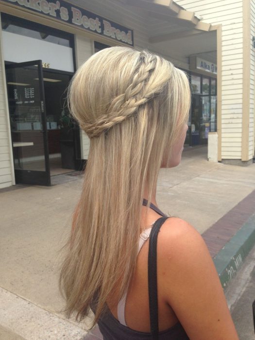 Chica rubia con cabello lacio y peinado recogido en trenza