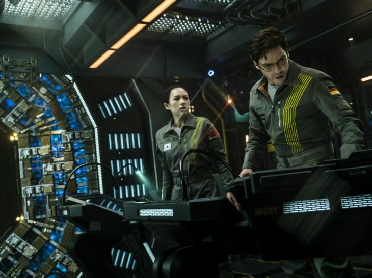 El actor Daniel Bruhl y la actriz Zhang Ziyi en la cinta The Cloverfield Paradox