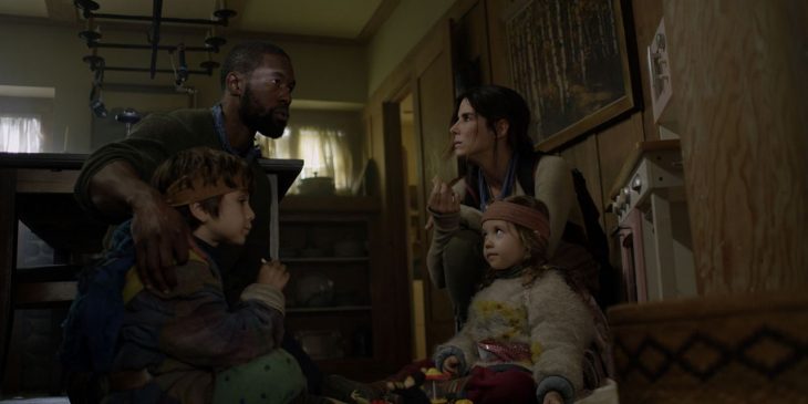 Los actores Trevante Rhodes, Julian Edwards, Sandra Bullock y Vivien Lyra Blair en la cinta Bird Box