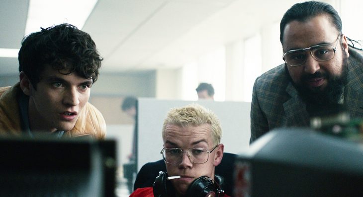 Los actores Fionn Whitehead, Will Poulter y Asim Chaudhry respectivamente en la cinta Black Mirror: Bandersnatch 