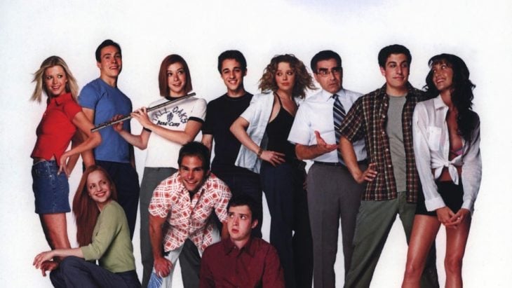 Grupo de adolescentes posando para una fotografía de recuerdo, escena de la película American Pie, Jason Biggs, Alyson Hannigan, Seann William Scott, Tara Reid