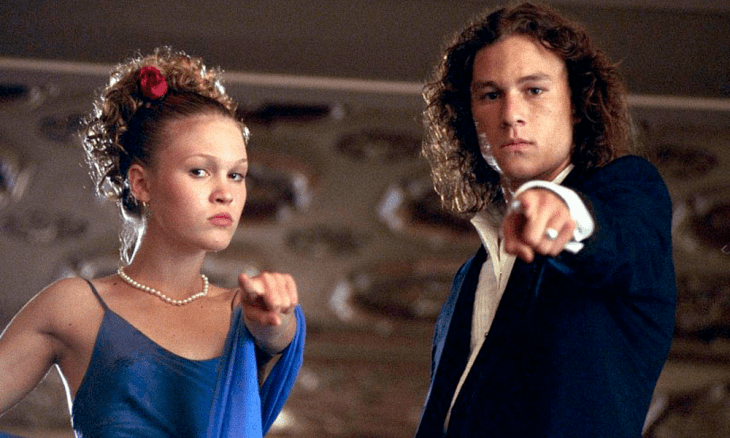 Pareja de baile escolar, molesta, señalando con el dedo indice al público, escena de la película 10 Cosas que odio de ti, Heath Ledger, Julia Stiles