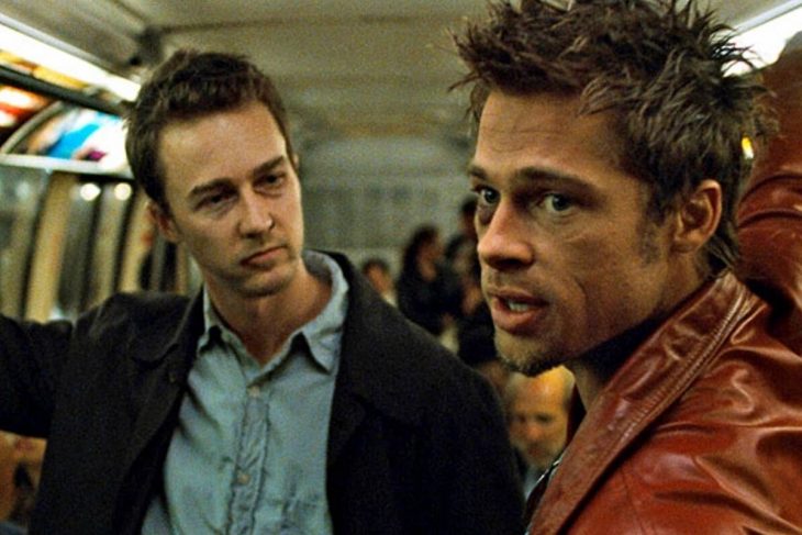 Hombres dentro de un vagón de metro, charlando, escena de la película El club de la pelea, Brad Pitt, Edward Norton, Jared Leto