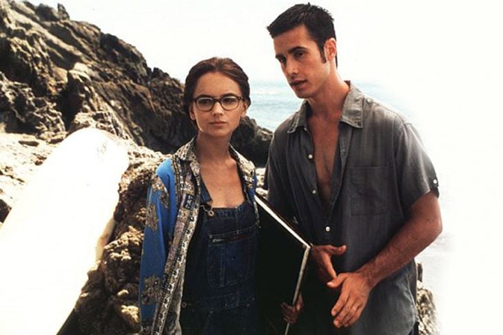Pareja de novios charlando en la playa, escena de la película She's All That, Rachael Leigh Cook, Freddie Prinze Jr.