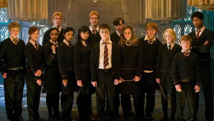 Alumnos de Hogwarts vistiendo uniformes escolares en color negro, escena de la película Harry Potter y la Orden del Fénix, Daniel Radcliffe, Emma Watson, Rupert Grin