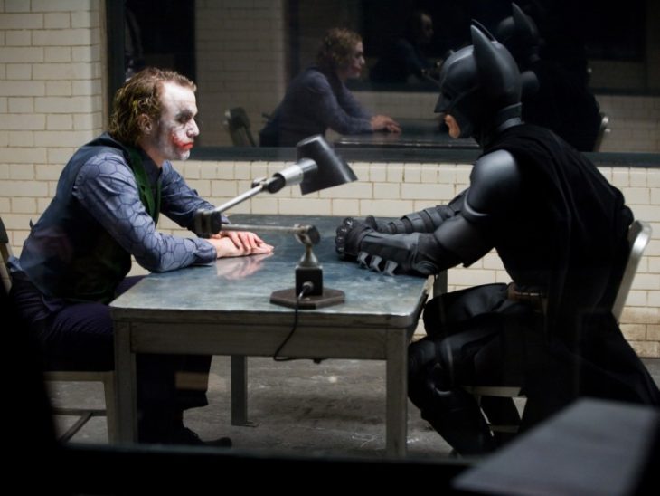 Christian Bale y Heath Ledger vestidos como Batman y El Hocker en la película Batman: el caballero de la noche