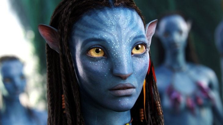 Zoe Saldana vestida como personaje Avatar en la película Avatar