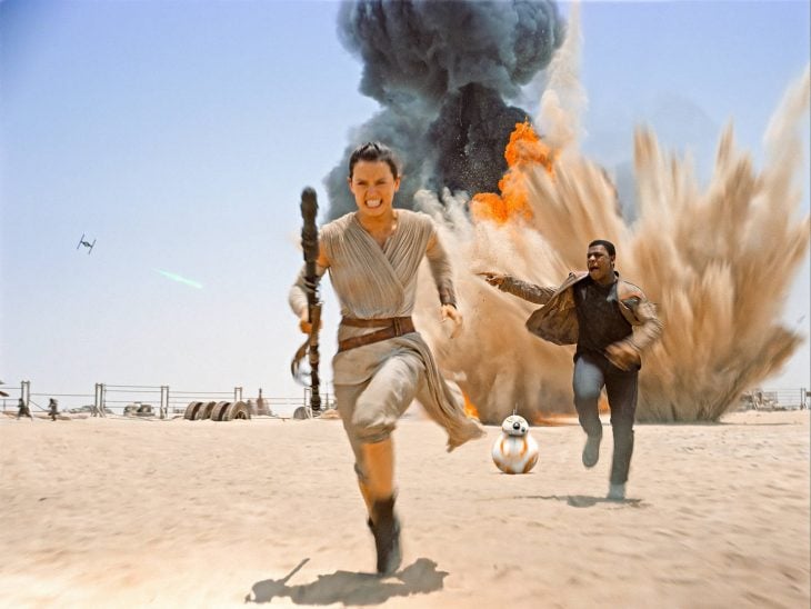 Chica corriendo tras una explosión en el desierto, escena de la película Stars Wars: Episodio VII- El despertar de la Fuerza