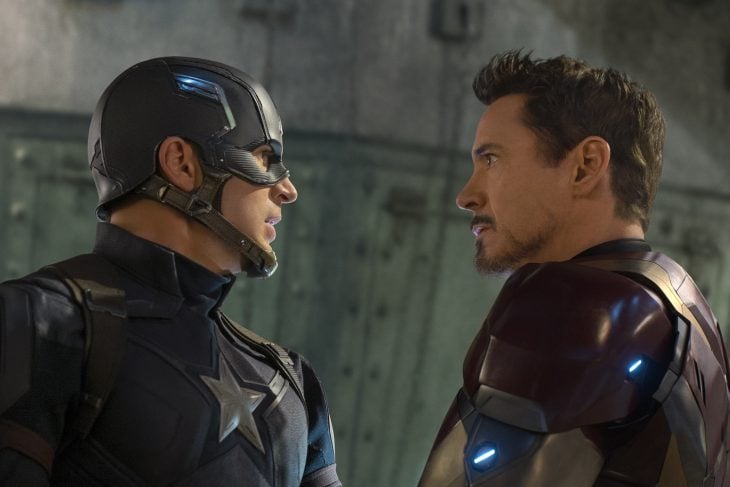 Chris Evans y Robert Downey Jr. usando trajes de superhéroes, mirándose de frente, escena de la película Capitán América: Civil War