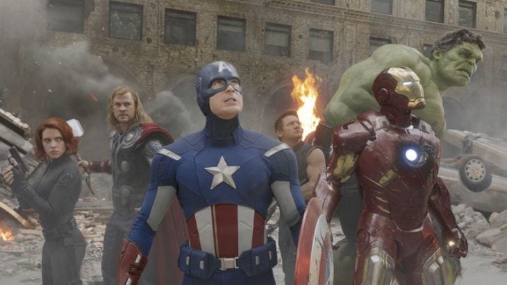 Chris Evans, Chris Hemsworth, Scarlett Johansson, Robert Downey Jr. Mark Ruffalo y Jeremy Renner vestidos como vengadores en la película Avengers 