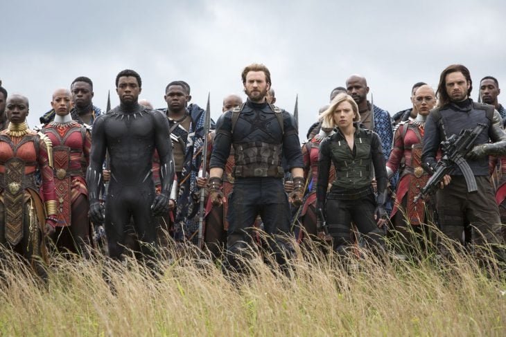 Chris Evans, Chris Hemsworth, Scarlett Johansson, Robert Downey Jr. Mark Ruffalo y Jeremy Renner vestidos como vengadores, escena de la película Avengers: Infinity War