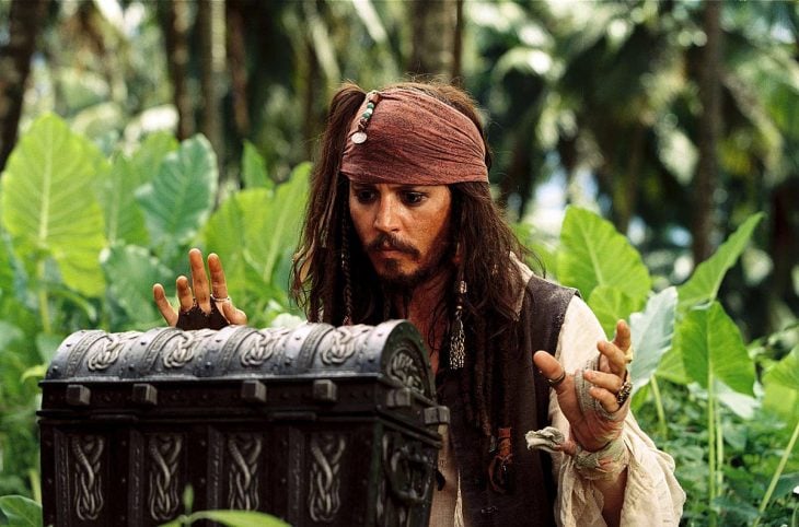 Johnny Deep disfrazado como el capitán Jack Sparrow en la película Piratas del caribe: el cofre del hombre muerto