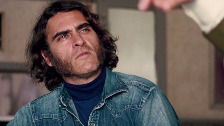 El actor Joaquin Phoenix interpretando al personaje de Larry Sportello en la cinta Inherent Vice