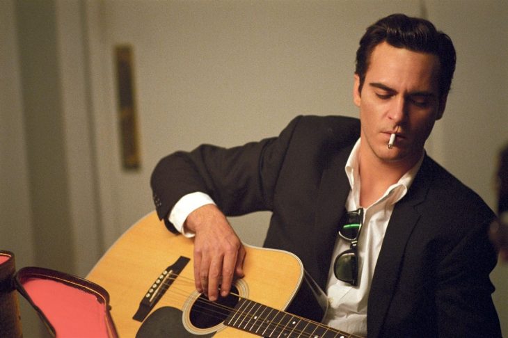 El actor Joaquin Phoenix interpretando al personaje Johnny Cash en la cinta Walk the line