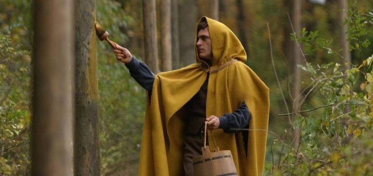 El actor Joaquin Phoenix interpretando al personaje Lucius Hunts en la cinta The Village