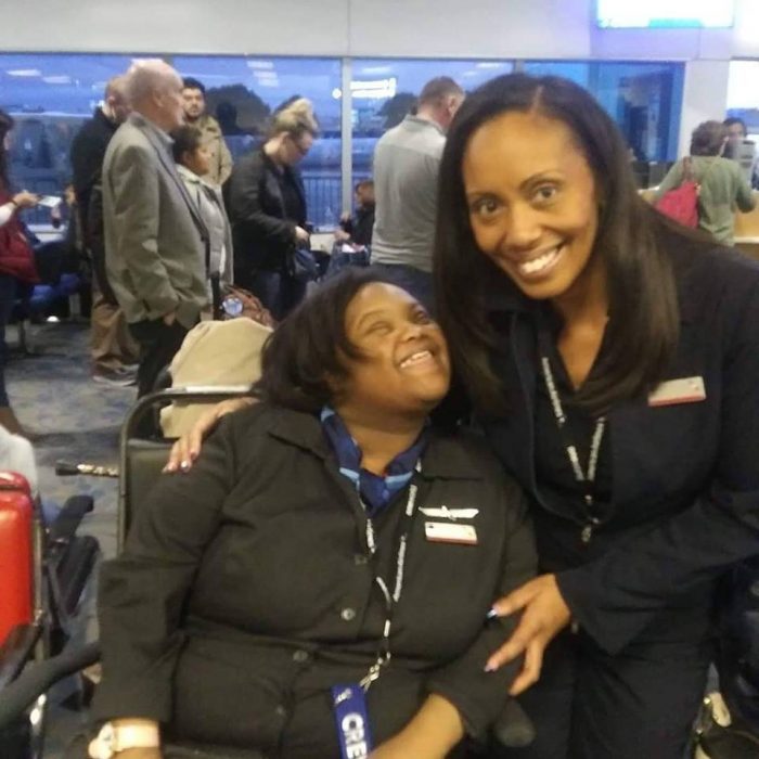 Shantell Pooser , mujeres en un aeropuesto, chica sentada en una silla de ruedas, vistiendo traje de aeromoza, mujer adulta abrazándola, llevando traje sastre, sonriendo para una foto antes de volar en American Airlines