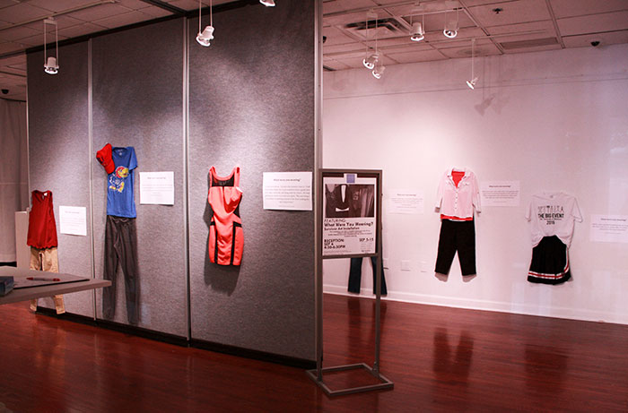 Sala de exhibición de una galería de arte que muestra las prendas que usaron victimas de abusos sexuales 