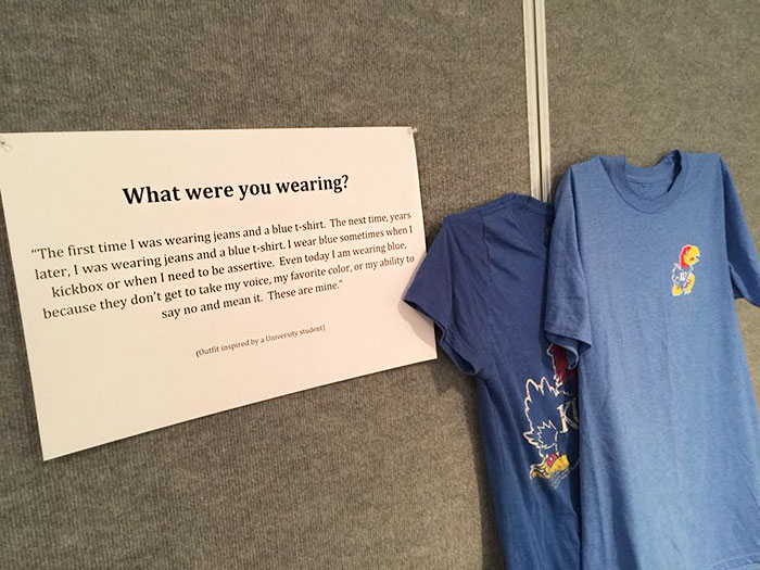 Camisas de color azul exhibidas en una galería de arte que muestra las prendas que victimas de abuso usaron cuando fueron atacadas 