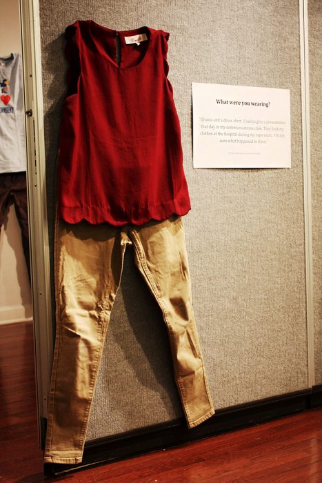Pantalones café y blusa roja que usó una victima de abuso exhibida en una galería de arte 