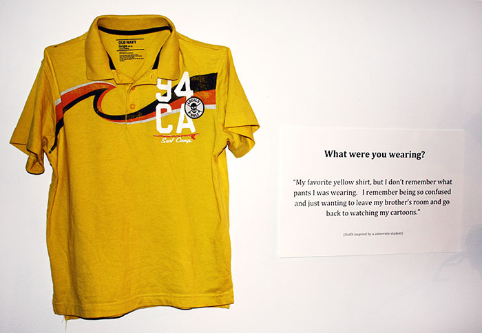 Camisa de color amarilla exhibida en una exposición de victimas de abuso 