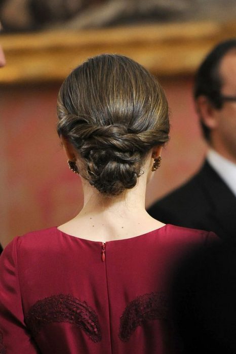 Cabello recogido con torcidos en alfombra roja