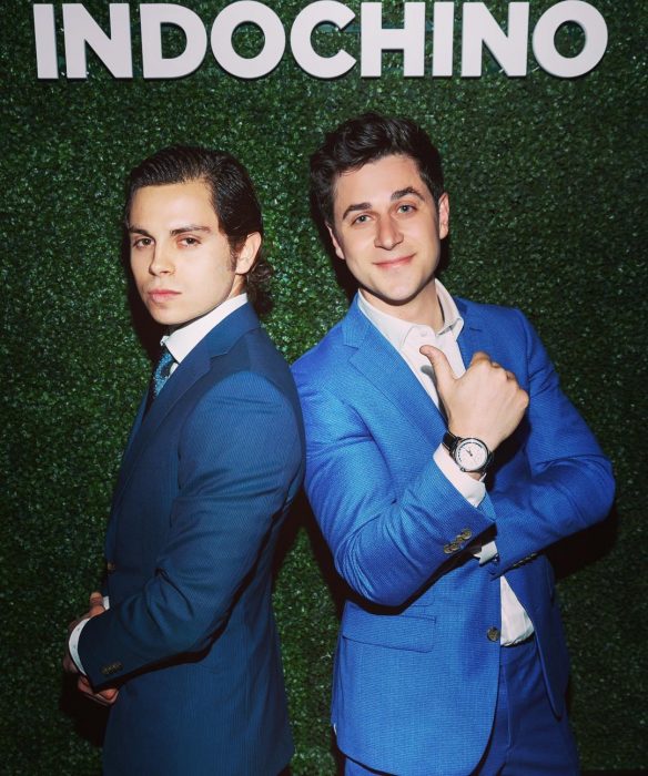 Los actores Jake T. Austin y David Henrie en la alfombra roja de un evento