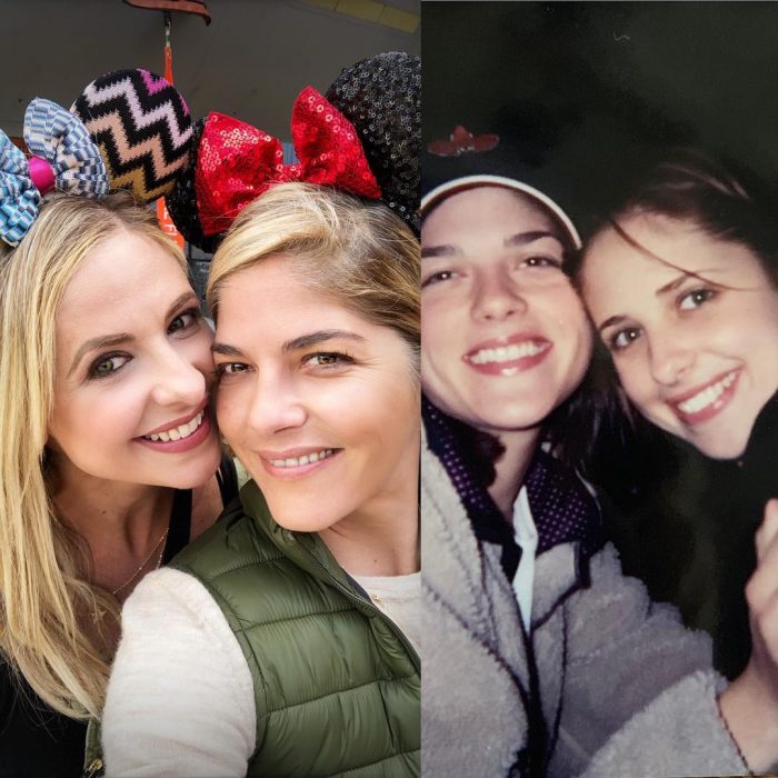 Fotografía comparativa de las actrices Sarah Michelle Gellar y Selma Blair de hace 21 años en Disneylandia