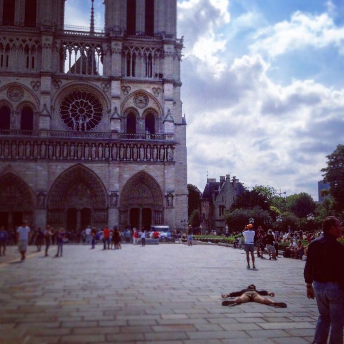 STEFDIES, la chica que se ha vuelto viral por sus antiselfies, selfie de mujer en Notre Dame en París