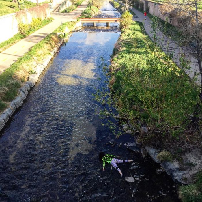 STEFDIES, la chica que se ha vuelto viral por sus antiselfies, selfie de chica junto al río Platte del Sur