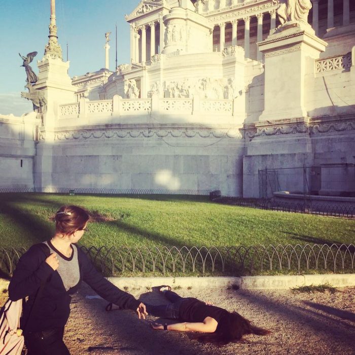 STEFDIES, la chica que se ha vuelto viral por sus antiselfies, selfie de chica junto al Altar de la Patria en Roma, Italia