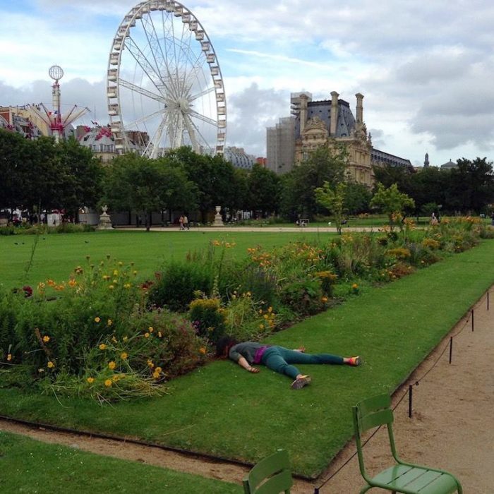 STEFDIES, la chica que se ha vuelto viral por sus antiselfies, selfie de chica en jardín de las Tullerías en París, Francia, en un jardín con flores frente a una montaña rusa