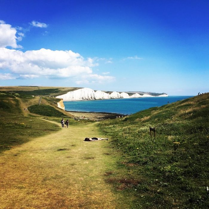 STEFDIES, la chica que se ha vuelto viral por sus antiselfies, selfie de chica en acantilados Seven Sisters en Inglaterra