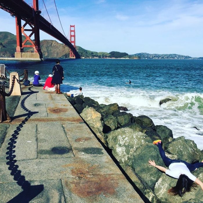 STEFDIES, la chica que se ha vuelto viral por sus antiselfies, selfie de chica en las rocas junto al océano en el Golden Gate