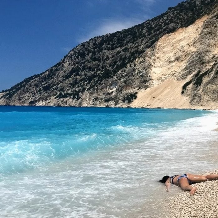 STEFDIES, la chica que se ha vuelto viral por sus antiselfies, selfie de mujer en la costa junto al mar en la playa de Myrtos