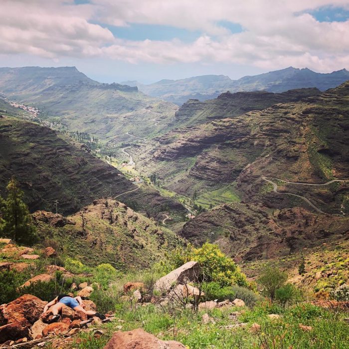 STEFDIES, la chica que se ha vuelto viral por sus antiselfies, selfie de mujer en Cueva Grande, en un paisaje de montañas rocosas con pasto y maleza