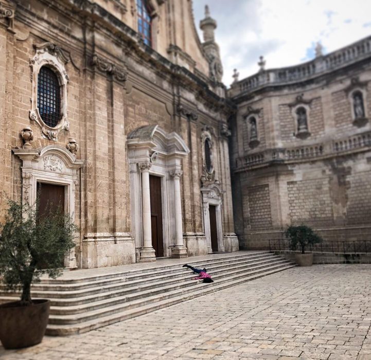 STEFDIES, la chica que se ha vuelto viral por sus antiselfies, selfie de mujer en las escaleras de la Catedral de Monopoli