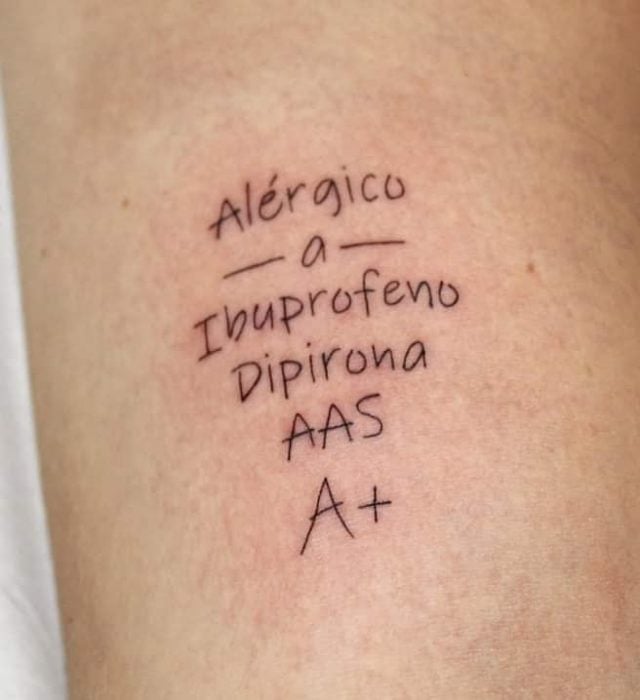 Tatuaje con información médica de alergias
