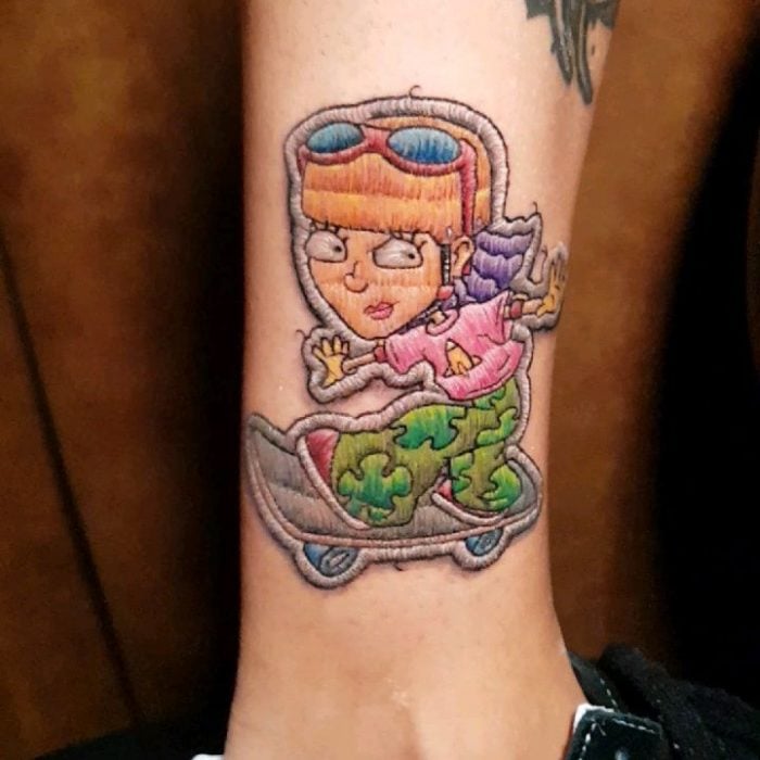 Tatuaje bordado Regina de caricatura Rocket Powers, de tatuador brasileño Eduardo "Duda" Lozano